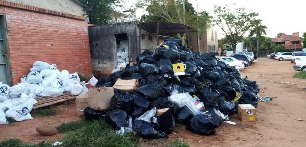 Basuras patológicas expuestas y criaderos de mosquitos en el Hospital San Pablo