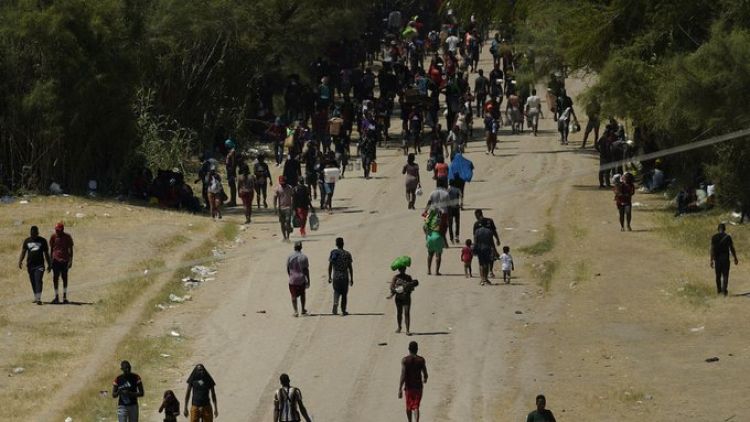 EEUU cierra frontera en Texas para frenar a migrantes