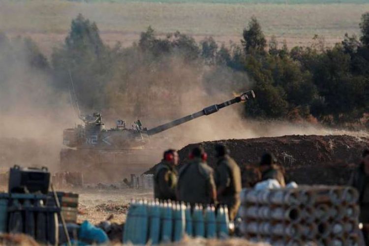 Soldados israelíes entran a la franja de Gaza