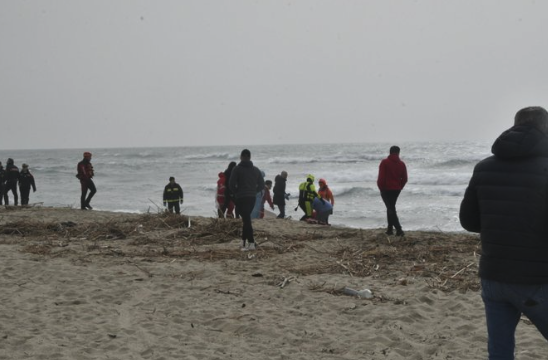 Mueren al menos 40 inmigrantes en naufragio en Italia