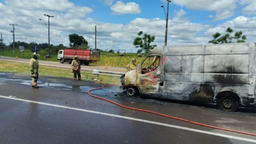 Móvil que trasladaba a internos ardió en llamas en Caacupé: No hubo heridos