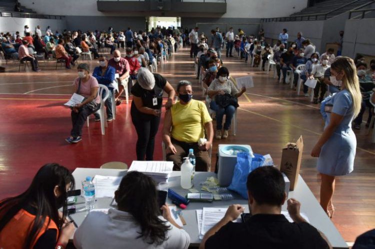 Vacunación en primeras dosis se reanuda este lunes