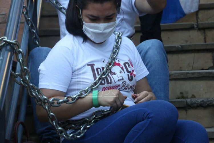 Padres de Bianca se encadenan frente a Salud Pública