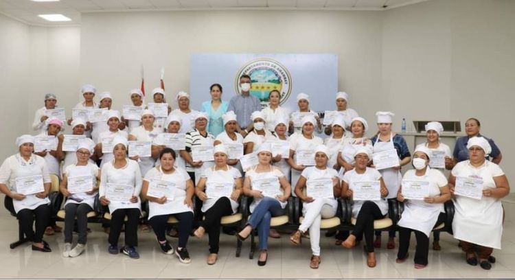 48 participantes recibieron sus certificados del curso de “Pascua, dulces y salados”