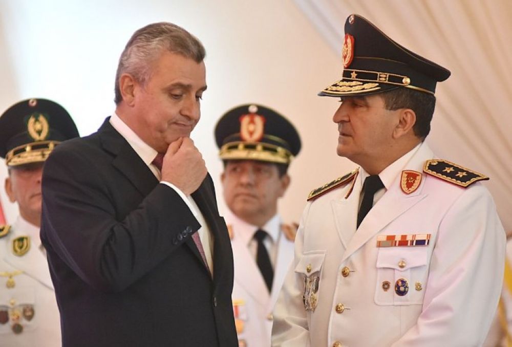 Ministro da ultimátun a la cúpula policial