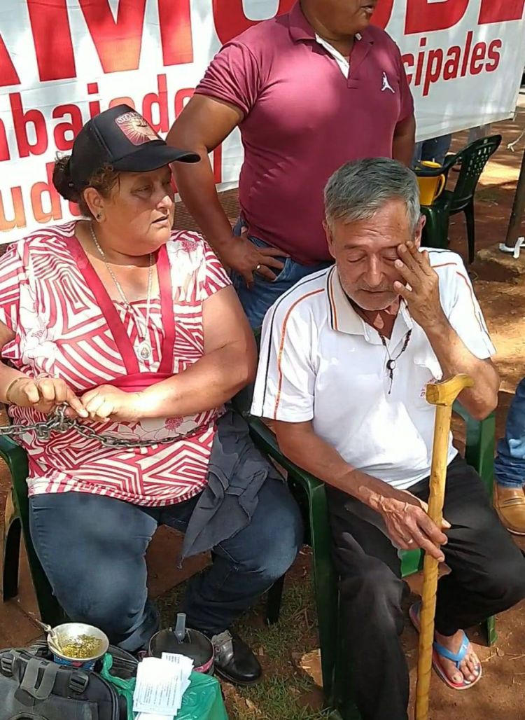 CDE: trabajó por 25 años en la comuna y se encadena para exigir a Prieto su reposición