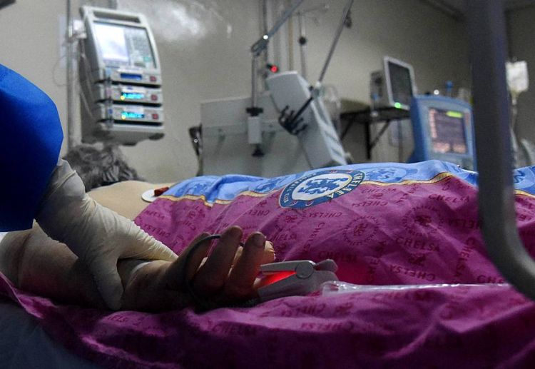 Paciente fue dado de alta y no sabía que toda su familia había fallecido