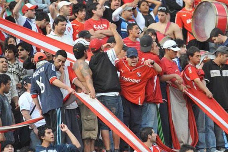 Expulsan a 45 hinchas de Independiente del país