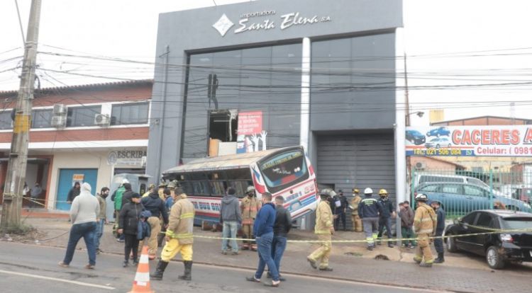 Camioneta choca contra bus que termina incrustado contra un local comercial en San Lorenzo
