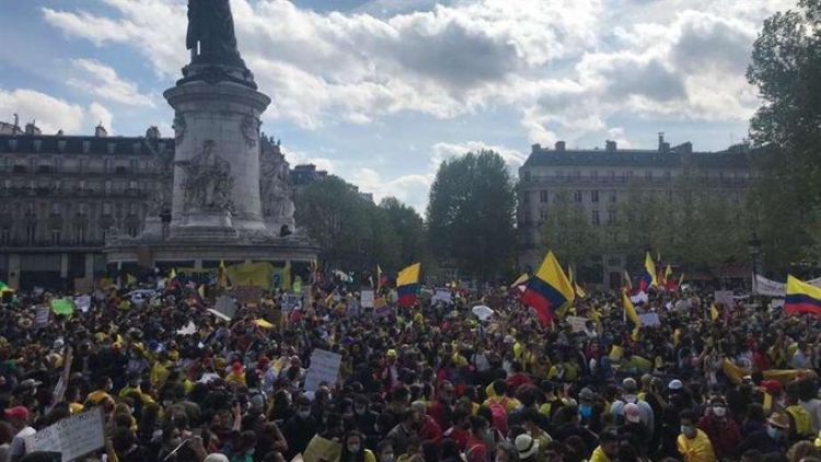 Multitudinaria manifestación en París contra la violencia de Estado en Colombia