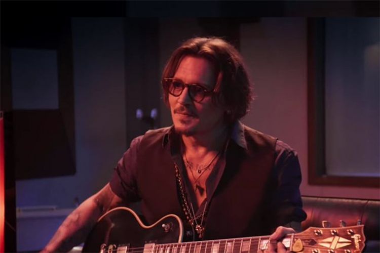 Johnny Depp reaparece y vuelve a demostrar sus habilidades con la guitarra