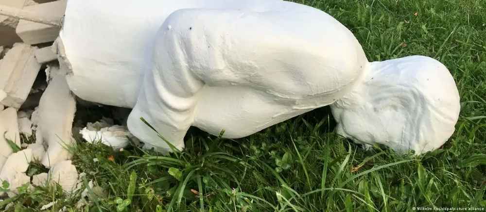 Estatua de Angela Merkel se estropea a 2 años de su creación