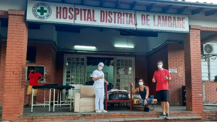 Lambaré: vecinos acercan camas, sillones y alimentos a familiares de pacientes con COVID-19