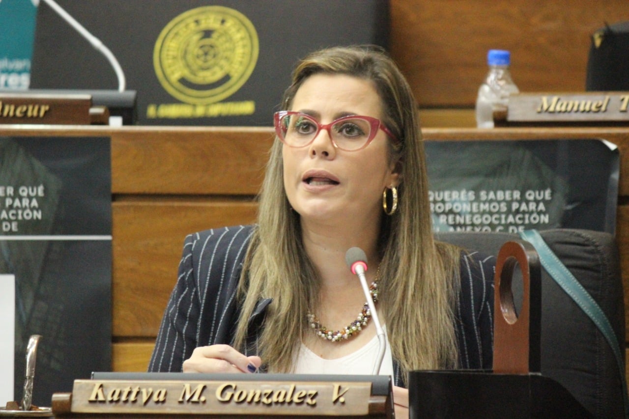 Defensor del Pueblo debe ser sometido a juicio político ante denuncias en su contra, afirma Kattya