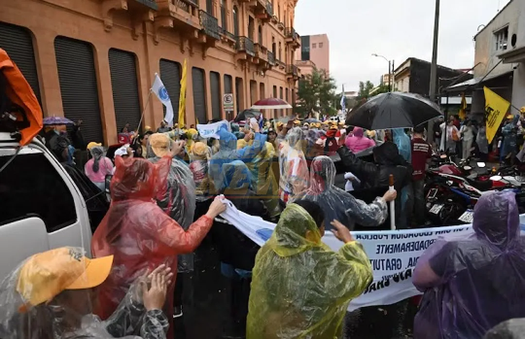 Docentes levantan paro sin lograr acuerdo salarial