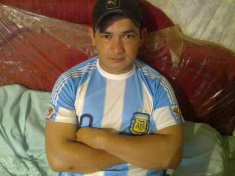 Madre de tres niños denuncia que Policía incumple orden de detención por prestación alimentaria