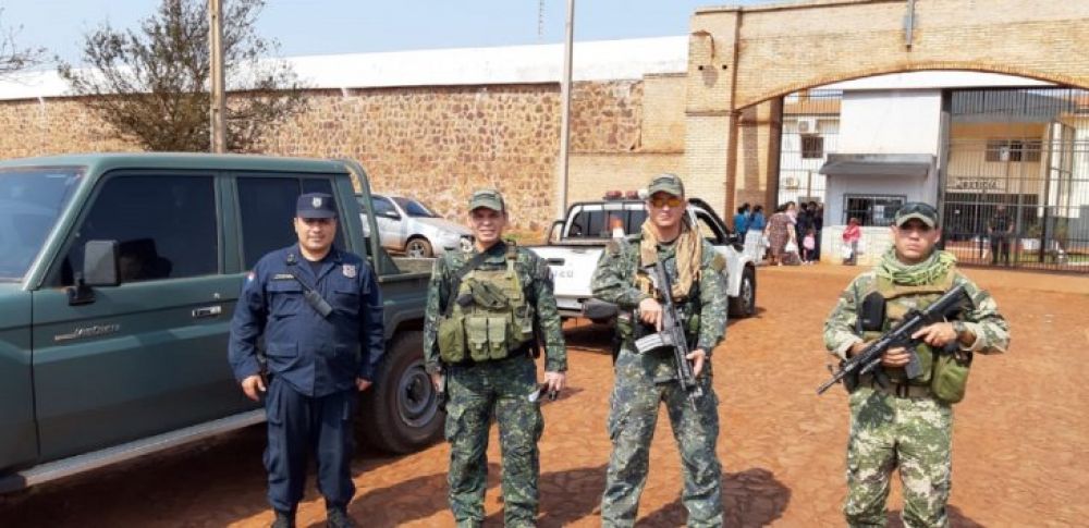 Militares se instalaron frente a todas las cárceles del país
