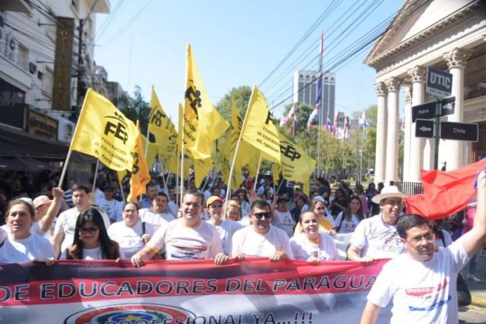 Docentes reclaman reajuste salarial con marchas y cierre de rutas
