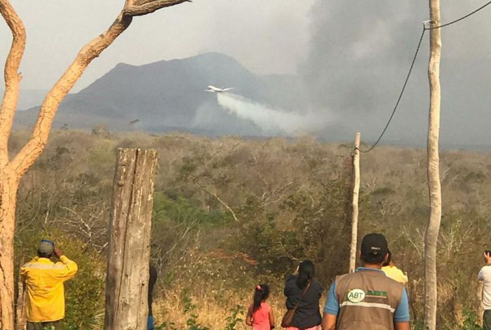 Supertanker ya sofoca el fuego en Bolivia, frontera con Paraguay