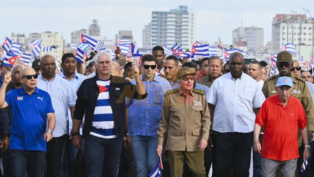 Cientos de miles de cubanos marchan a la Embajada de EE.UU. en La Habana contra el bloqueo