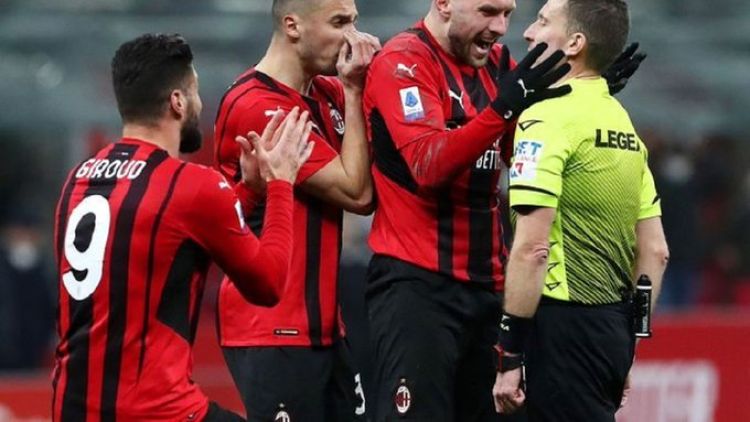 Un error esperpéntico del árbitro marca la derrota del Milan