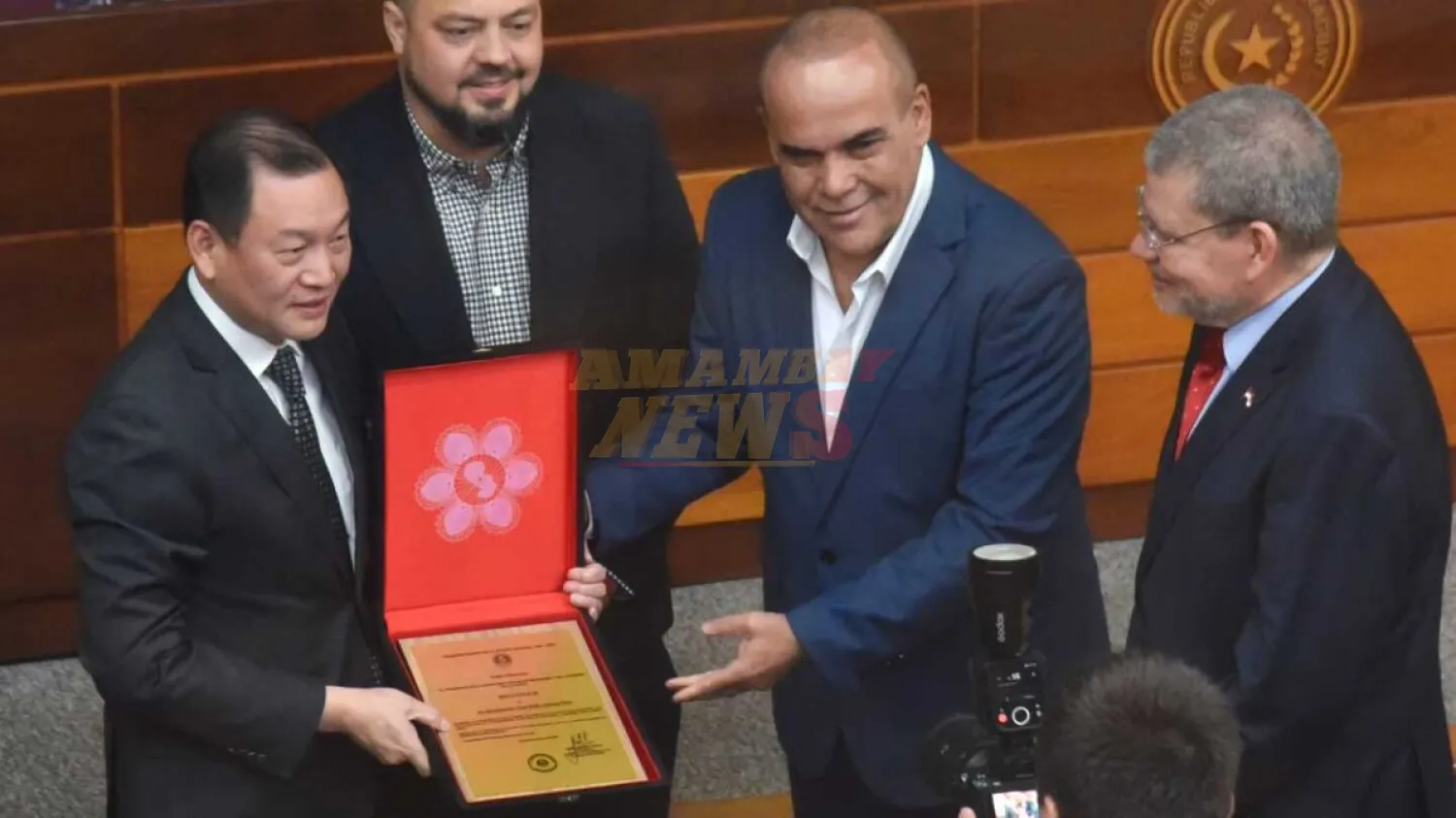 Congreso despide con un homenaje a embajador de Taiwán