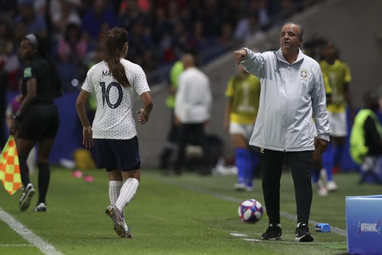 Ex entrenador del equipo femenino de Brasil, padece de cáncer