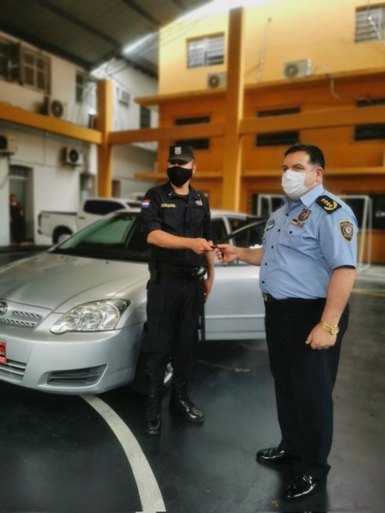 Logran compensar daño material y entregan nuevo vehículo a policía