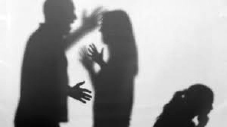 Golpeó a su ex y a su hija, ahora piden su rebeldía