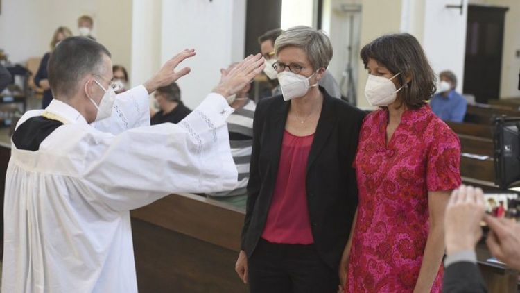 Católicos alemanes bendicen parejas gay, y chocan con el Vaticano