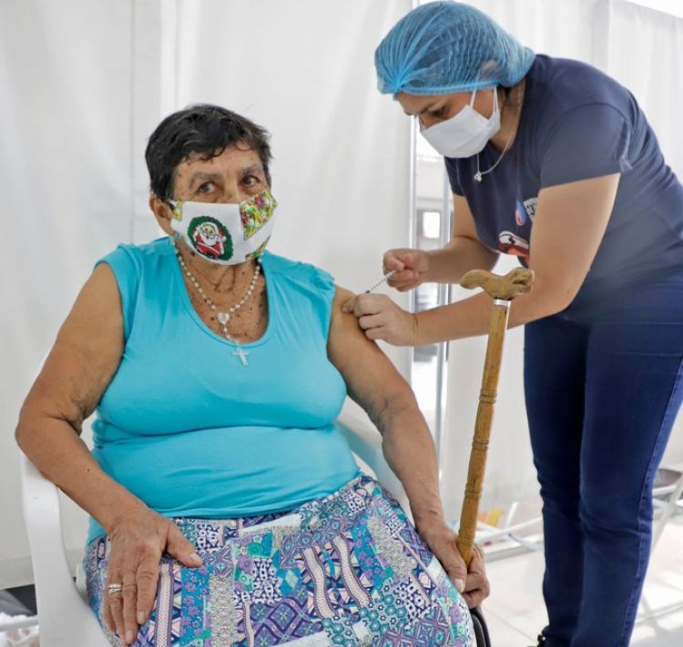 Desde hoy se vacunan por terminación de cédula los mayores de 75 años