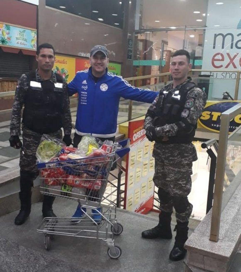 Obligados a cocinar para policías tras hurtar una caja de hamburguesas