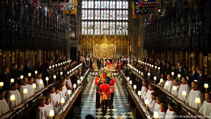 Isabel II sepultada a puerta cerrada en cripta real en capilla de San Jorge en Windsor