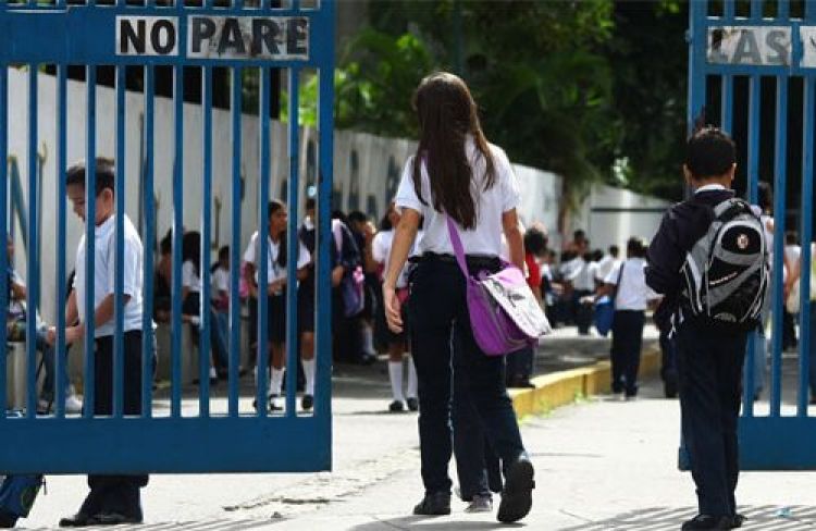 El salario de 30 mil docentes quedaría resentido si se exonera el pago de cuotas en colegios privados, advierten
