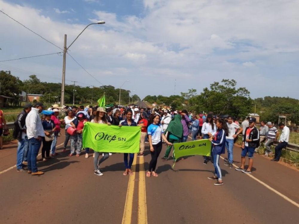 Pobladores de Arroyito cierran ruta para exigir investigación de obras fantasmas