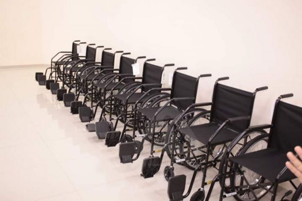 Gobernación entregó sillas de ruedas a personas con discapacidad