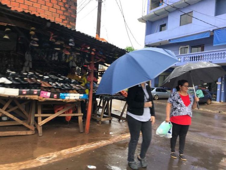 Domingo caluroso y húmedo con lluvias dispersas
