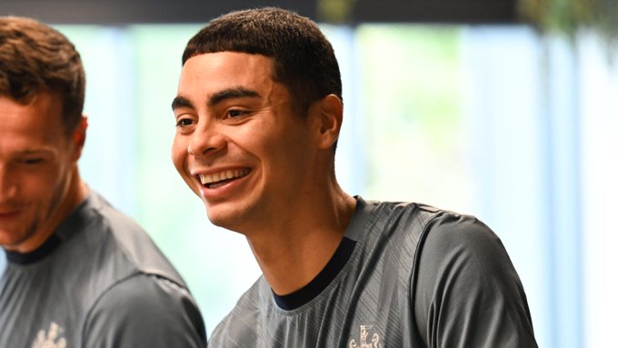 Miguel Almirón, sonriente, se reincorpora al Newcastle