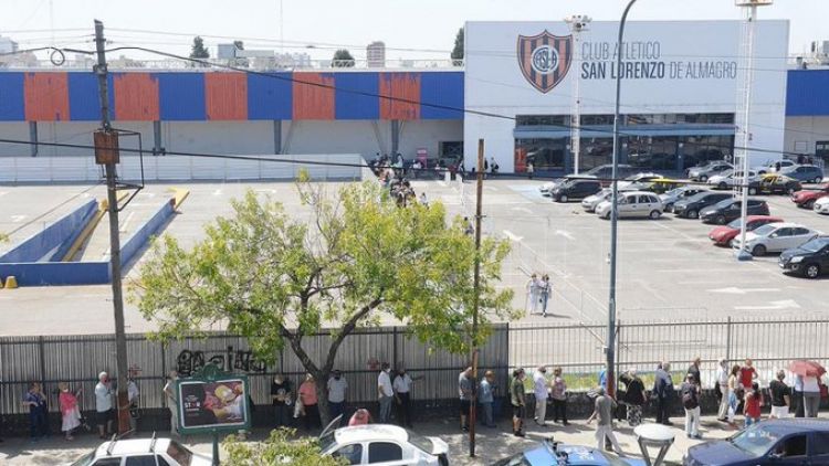 Murió una mujer de 86 años en el vacunatorio del club San Lorenzo de Argentina