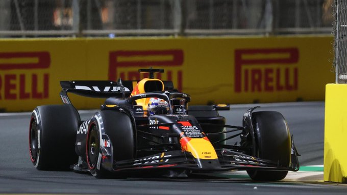 Verstappen gana por delante de ‘Checo’