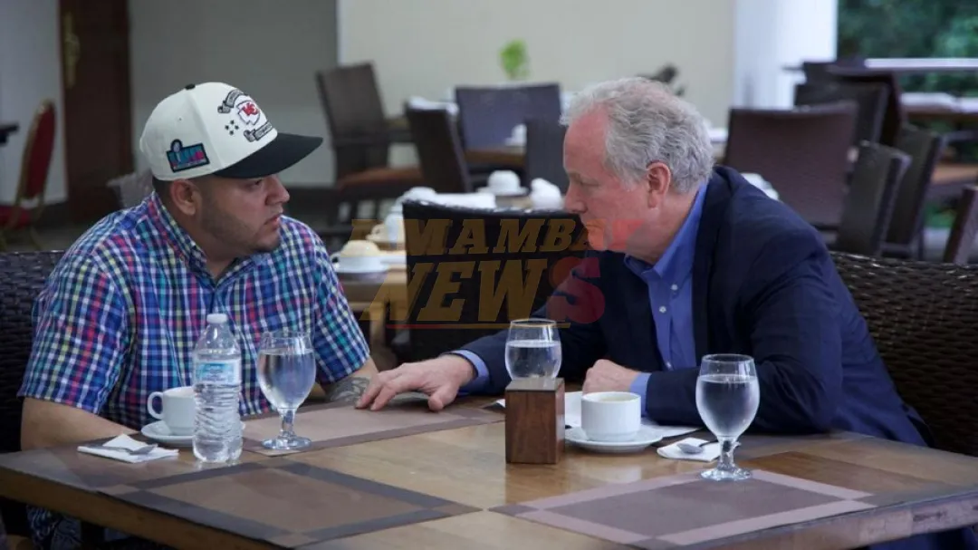 Senador demócrata Van Hollen se reúne con Kilmar Ábrego, migrante deportado a megacárcel de Bukele