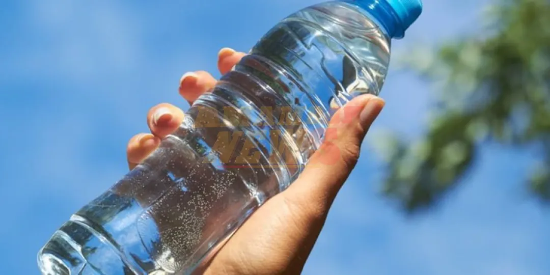 Analizan proyecto de ley que impulsa control obligatorio del agua embotellada