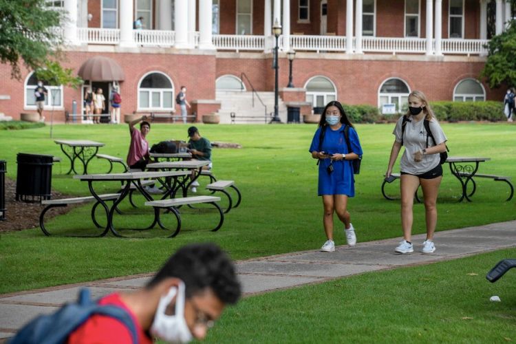 Casos de coronavirus en EEUU se acercan a 6 millones; repuntan contagios en universidades