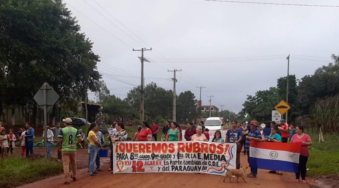 Padres cierran ruta para exigir rubros en una escuela del km 12 de CDE