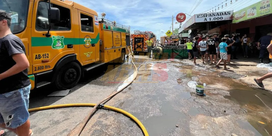 Voraz incendio consumió salones comerciales en Ypané
