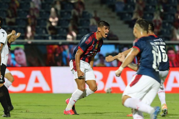 Emotiva despedida de Cerro a Robert Morales