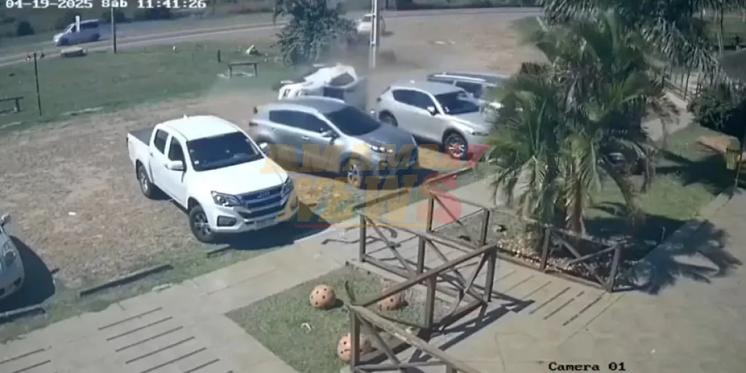 Camioneta choca y daña a tres vehículos estacionados