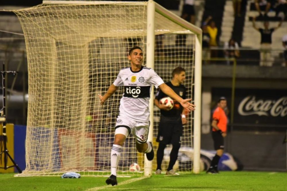Olimpia triunfa y sigue firme al frente