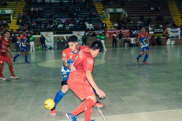 José Meza bajó al local, lidera y acaricia el cetro intercontinental