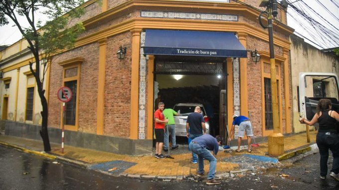 Vehículo atropella emblemática panadería de Asunción: es la segunda vez en el año